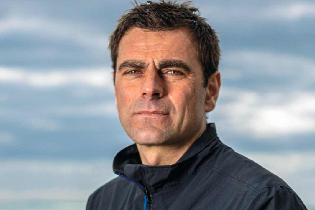 Damien Guillou. Der 39-jährige Franzose geht mit der Rustler 36 „PRB“ an den Start. Als Profisegler mit starken Sponsoren und einem Team  im Rücken sind er und sein Boot sehr gut vorbereitet. Sein Ziel ist, das GGR zu  gewinnen.
