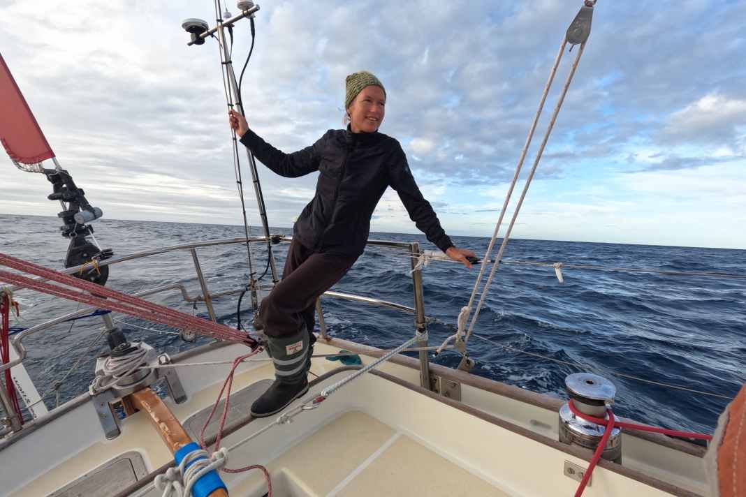 Die 39-Jährige wuchs in Südafrika auf; ihr Vater ist Deutscher, ihre Mutter Engländerin. Als Profiskipperin hat sie schon viele Seemeilen geloggt, auch in hohen Breiten, unter anderem auf der Expeditionsyacht „Pelagic Australis“ von Skip Novak