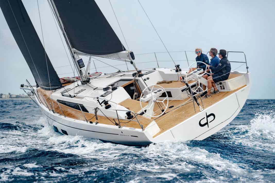 The open and wide cockpit is designed for sporty use. Typical Polli design: the wide stern with the flat frame