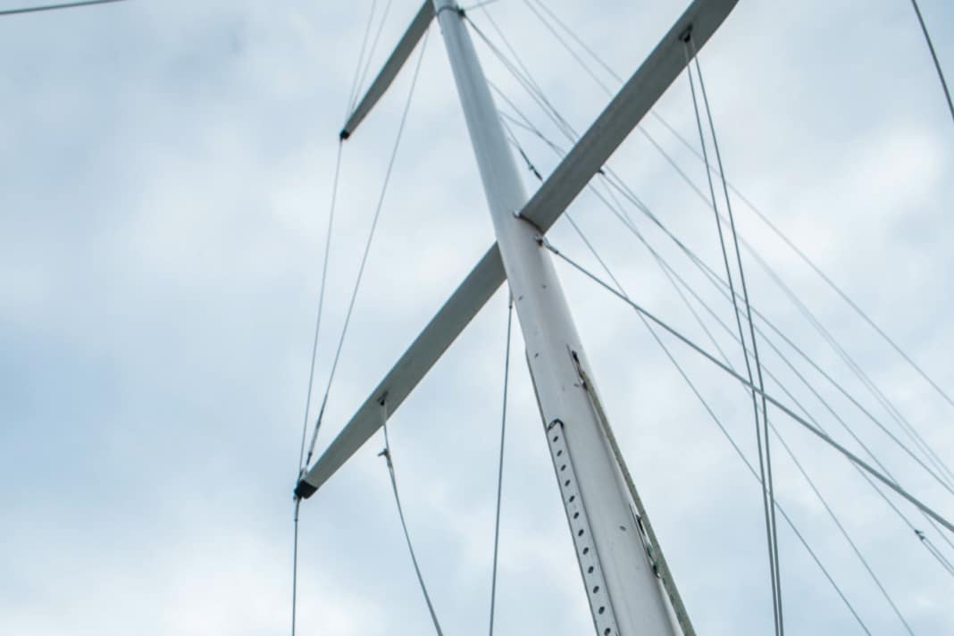 Mast: Check thoroughly every spring. A dent in the mast indicates serious damage. The same applies to a permanent unusual bend in the unloaded mast profile