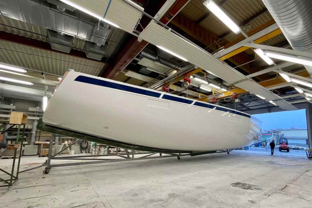 Im schwedischen Kungshamn wurde der 21 Meter lange GFK-Rumpf der ersten Hallberg-Rassy 69 aus der Form genommen