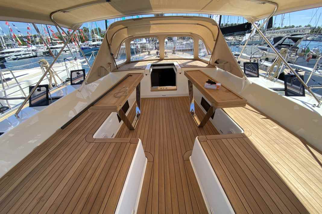 Le Mini-Maxi offre de tout en abondance. Dans l'immense cockpit, on mange à l'avant, on se prélasse au milieu et on navigue à l'arrière.