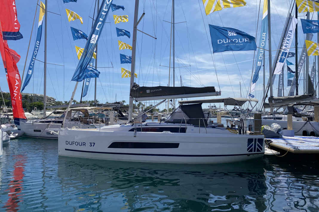 Hoher Freibord, fülliger Rumpf, riesiges Rumpffenster. Die neue Dufour 37 im Profil
