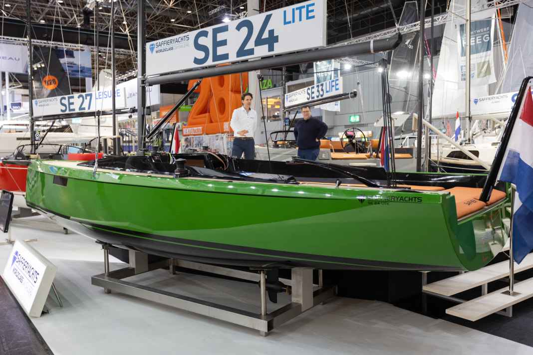 Modern lines. Wide stern, retracted stern, flat underwater hull