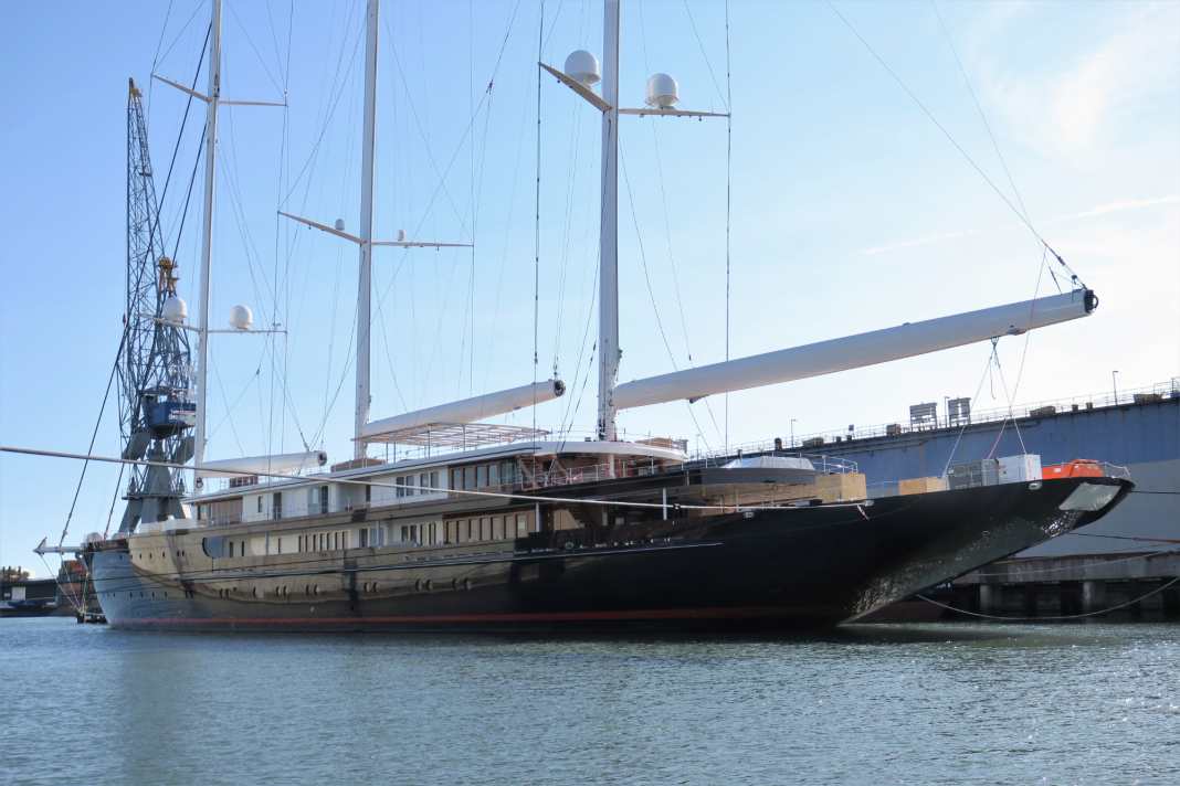 Classique : le "Koru" de 127 mètres de long dans le port de Rotterdam. La goélette à trois mâts se montre ici encore sans gaffes ni nids de corbeau.