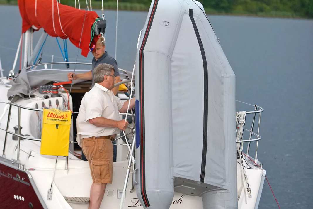 Una drizza è di grande aiuto anche a poppa per issare il gommone. A questo scopo sono adatte le drizze o i dirks di grandi dimensioni.