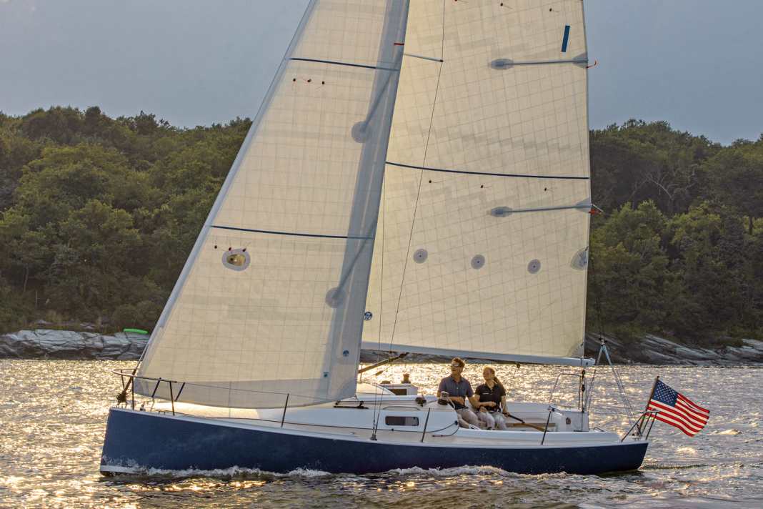 Attractive and simple. The slender hull with little freeboard and a vertical stem is pleasing to the eye