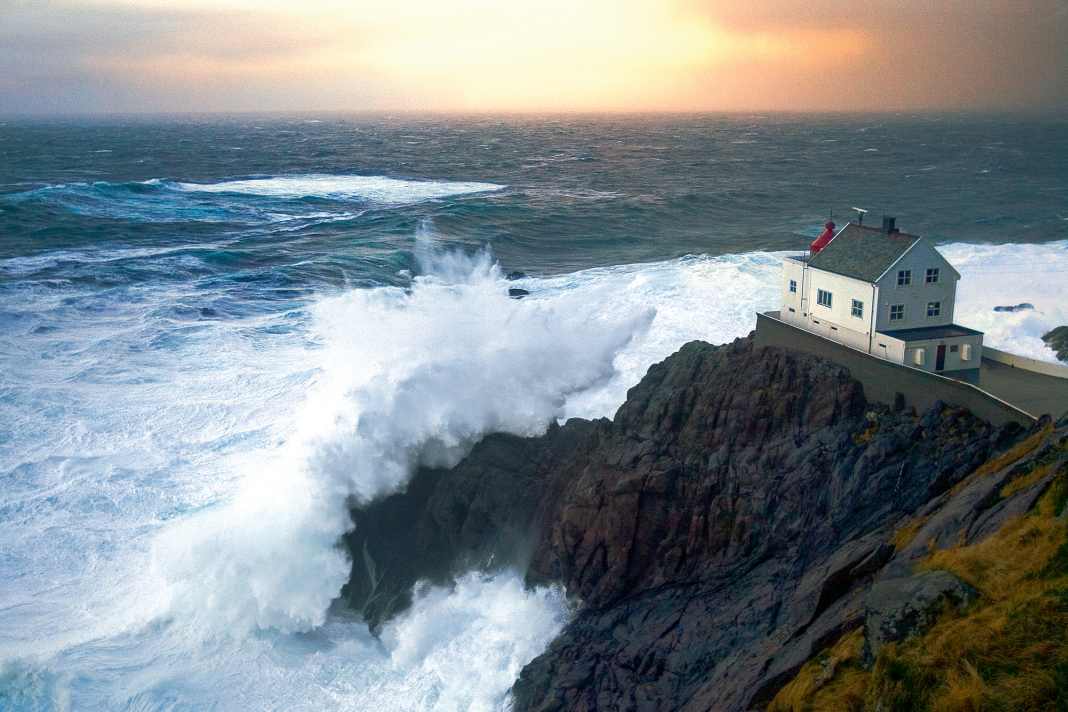 Gischtumtost: das alte Leuchtturmwärterhaus an Norwegens Vestkapp. Hier kann man übernachten – und an zehn anderen spektakulären Orten in dieser Galerie ebenfalls!