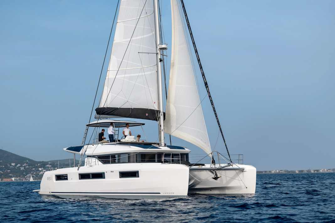 En hauteur : le flybridge typique du Lagoon n'est pas très esthétique avec son bimini fixe, mais il offre un salon supplémentaire bien au-dessus de la mer.