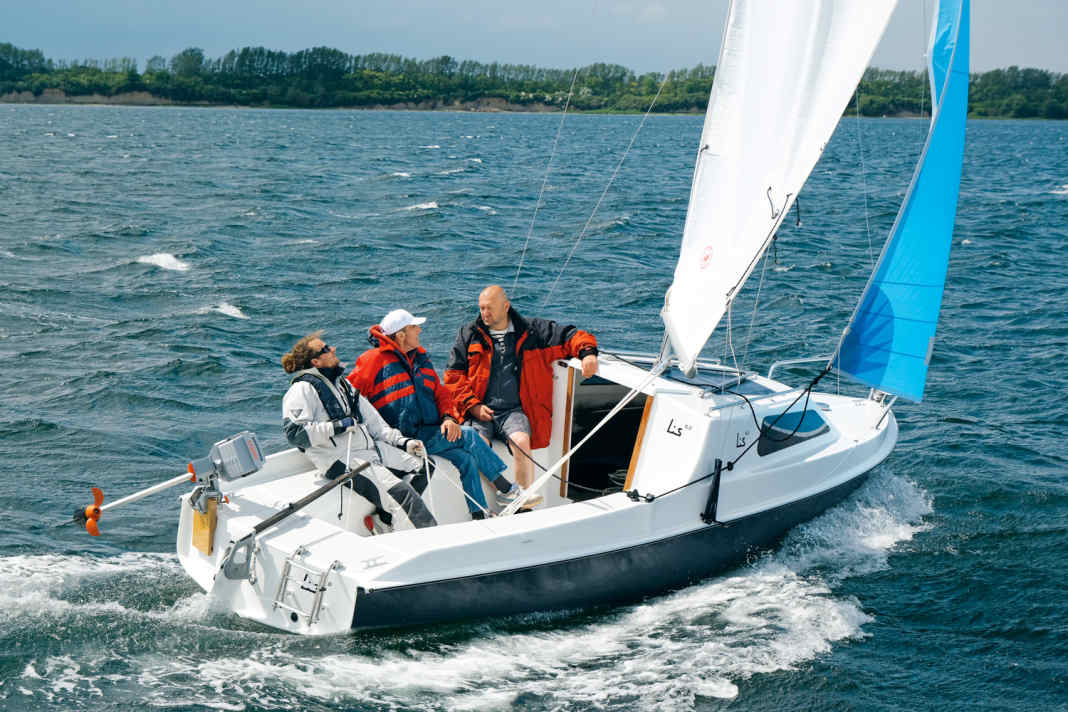 The Lis has a closed transom. Sitting is on dents that are enclosed by a coaming. This in turn is too narrow to sit on