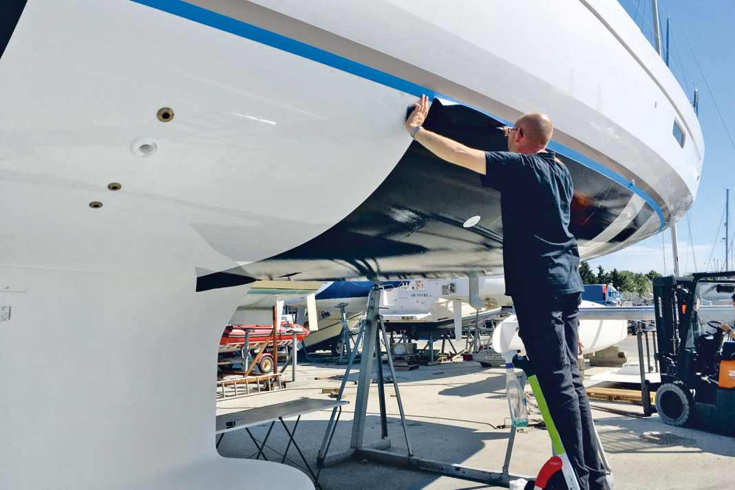 Biocide-free: SiliconeSilicone-containing coatings can be applied as paint or film. They make colonisation more difficult, but are sensitive. And long exposure times require cleaning
