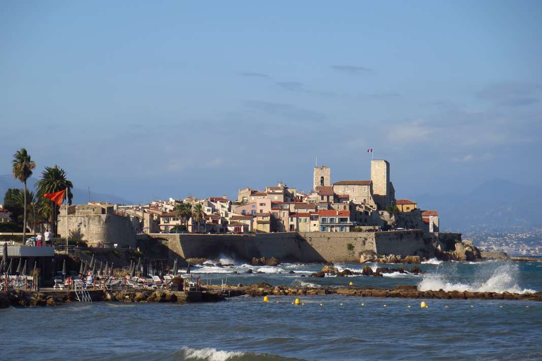 Uno scenario impressionante: Il surf si infrange contro le mura della città di Antibes durante le tempeste. La maggior parte del tempo, tuttavia, è calma.