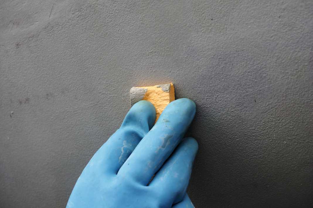 Selbstpolierend.   Ein über das feuchte Antifouling geriebener Schwamm verfärbt sich deutlich. Der selbstpolierende Anstrich kann in der Regel mit allen selbstpolierenden Produkten über­strichen werden