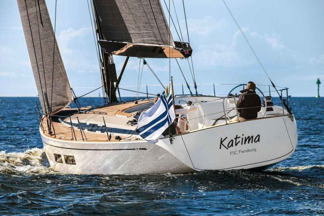 Tutto scorre. Il designer Frers ha dato al più piccolo yacht da crociera di Nautor forme impeccabili.