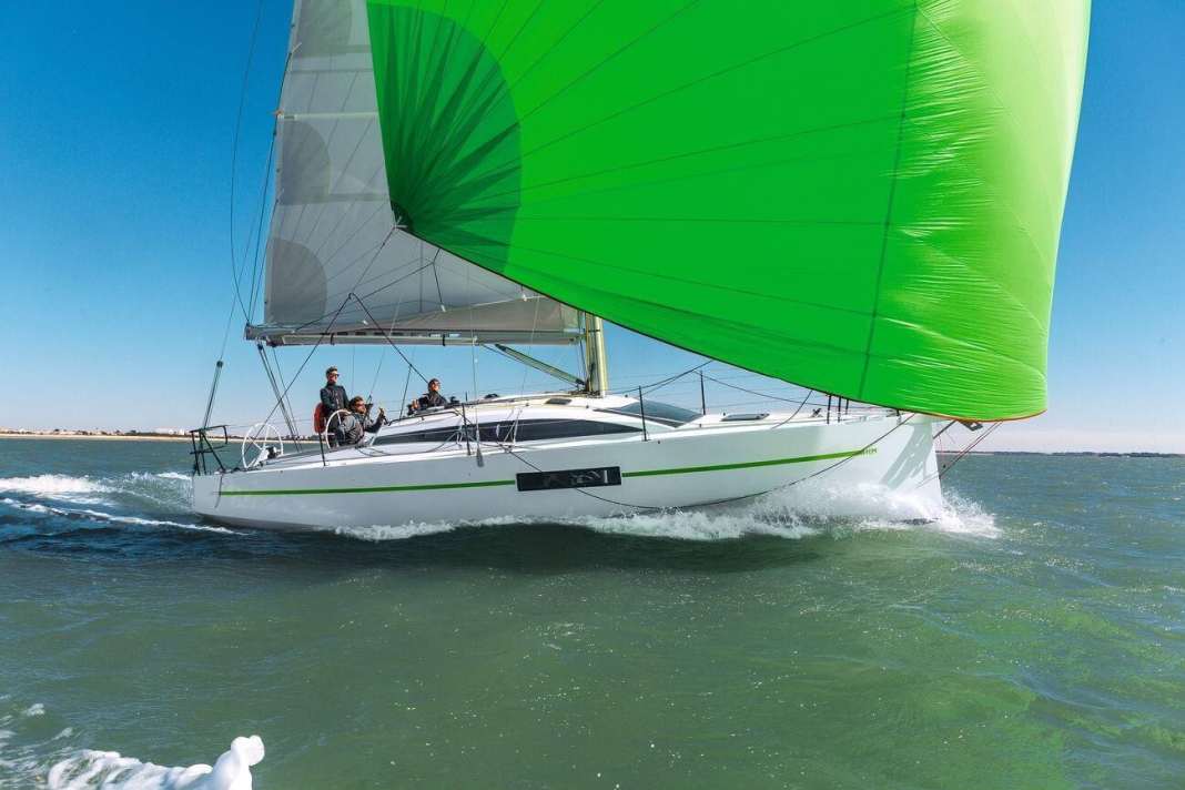 Angleiten bei 5 Beaufort. Vor dem Wind zeigt sich die 32-Fuß-Yacht vor La Rochelle in Bestform