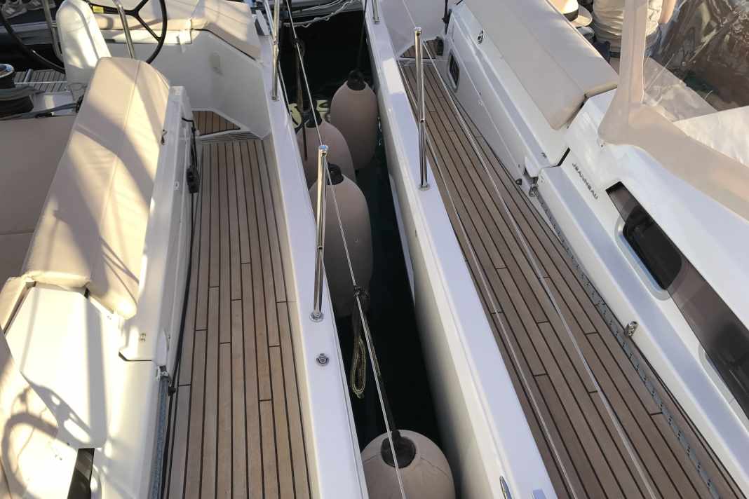 Zweieiige Zwillinge: Sun Odyssey 440 und 490 Seite an Seite – beide mit abgesenktem Laufdeck achtern