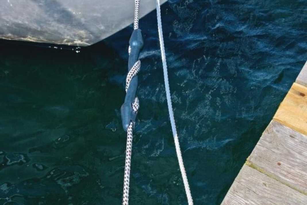 Double lines: If the fitting ashore does not inspire confidence, such as an old wooden cleat, it is better to use additional lines and alternatively cover them, in this case around the supporting structure of the jetty. The second lines should be a little looser than the actual mooring lines