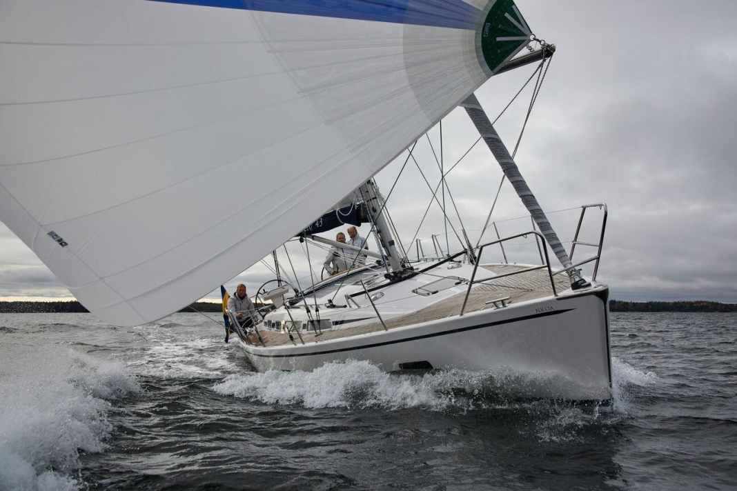 Der gewaltige Spi bringt die Linjett schon bei etwa 8 Knoten Wind in Fahrt