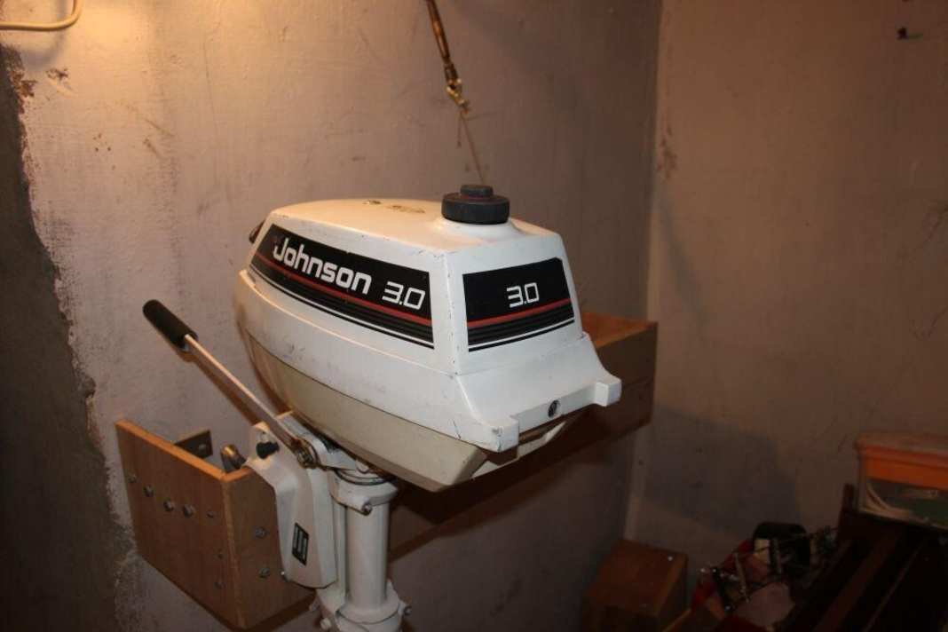 Gewartet?

 Die Wandhalterung im Keller ist ideal, um den Motor zu lagern. Für Arbeiten ist die Maschine bestens zugänglich. Viertakter werden zudem optimal aufrecht gestaut