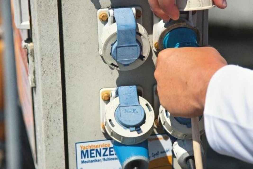 Ladekabel: Die Bordbatterien rechtzeitig vollladen, damit die Maschine bei Bedarf sicher anspringt. Danach aber das Kabel abziehen und verstauen, es wäre bei Aktionen auf dem Steg im Sturm nur im Weg