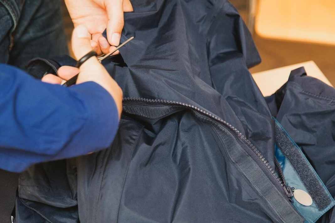 1. la bavette derrière la fermeture éclair du pantalon ne contribue guère à l'étanchéité. Ici, on découpe le patch correspondant