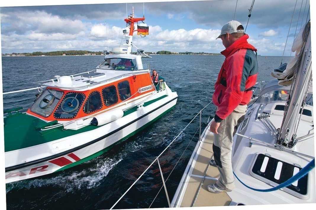 1. the rescuer approaches within casting distance. To avoid tripping hazards, the foredeck should be free of lines, the sails should be recovered and securely lashed down