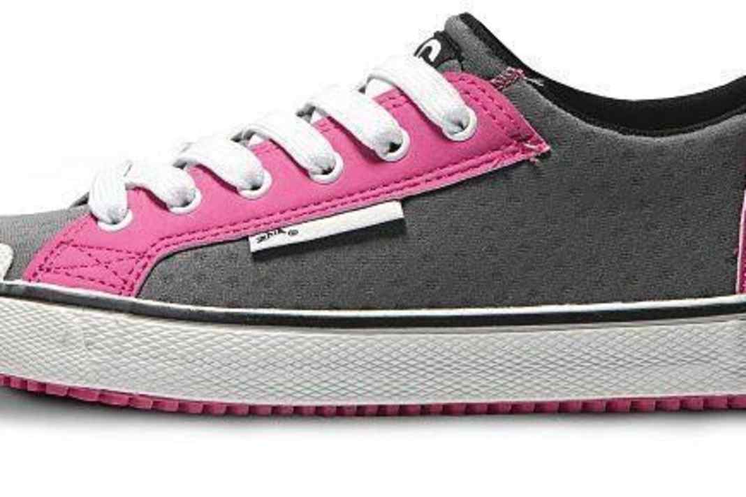 Zhik propose la chaussure en néoprène ZKG en différentes couleurs. La semelle est alors assortie à la couleur. Tout le reste comme dans le test des chaussures pour hommes