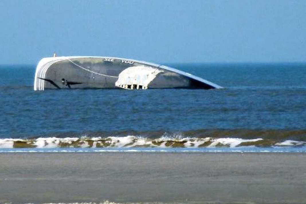 DER FALL "Prodigy 2": Im Oktober trieb der 60 Fuß lange Einzelbau ohne Kiel vor Langeoog an den Strand. Der Eigner wollte mit dem erst im Juli 2017 gewasserten Schiff der sehr jungen und weitgehend un­bekannten polnischen Werft Quale Yachts bis Südamerika segeln. Der Kiel riss bei leichtem Seegang angeblich ohne vorherige Grundberührung vor Baltrum ab. Die YACHT war vor Ort in der Werft Hooksiel, wo das geborgene Wrack liegt, und hat sich den Schaden angesehen. Delaminationen im Kiel­bereich lassen auf ein zu trockenes Laminat schließen, außerdem wurden offenbar zu kleine Unterlegscheiben verwendet, die komplett mit den Bolzen durch das Laminat gerissen sind.