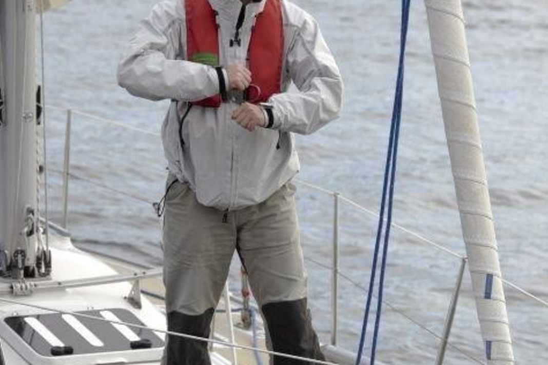 Das ruckartige Ausfahren der Ellenbogen bei angewinkelten Armen signalisiert dem Schlepper, die Trosse zu lösen