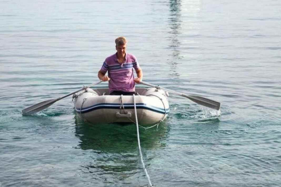 1st lines completely into the dinghy, the yacht is still circling in the bay. Row ashore and there...