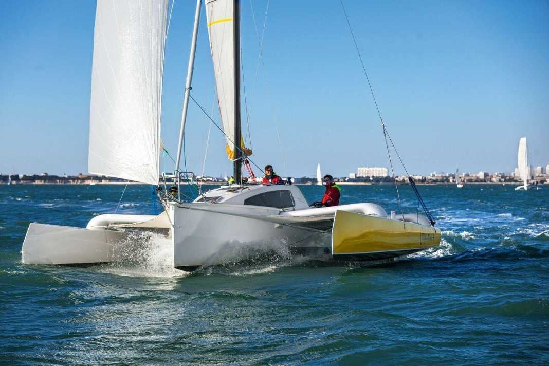 Zweistellig Werte auf der Logge, aber kaum Lage. Der Neun-Meter-Tri bietet unkomplizierten Segelspaß