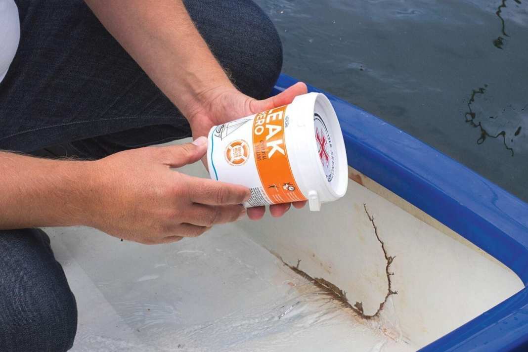 Ein langer Riss im GFK, hier in einem Opti, lässt große Mengen Wasser einströmen. Und das, obwohl sich das Leck sich nur zur Hälfte unter Wasser befindet
