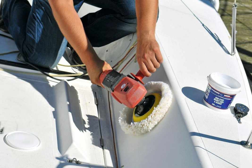 Potente o conveniente: le levigatrici rotative o rotorbitali sono ideali per la lucidatura. Le prime, come quella mostrata qui, funzionano come una smerigliatrice angolare, ma ruotano molto più lentamente. Possono rimuovere molto materiale. Durante la lucidatura, non solo bisogna sopportare il peso elevato di queste macchine, ma anche lottare costantemente contro la coppia del disco rotante, che richiede molta forza e può portare a risultati non uniformi, i cosiddetti ologrammi...