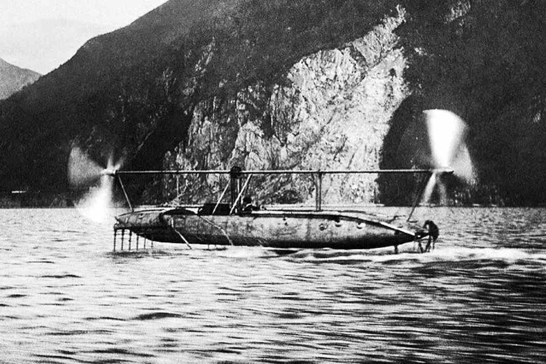 Enrico Forlaninis 1906 entwickelte "Hydroplano 1" erreicht, von einem Motor angetrieben, eine Höchst­geschwindigkeit von 38 Knoten.
