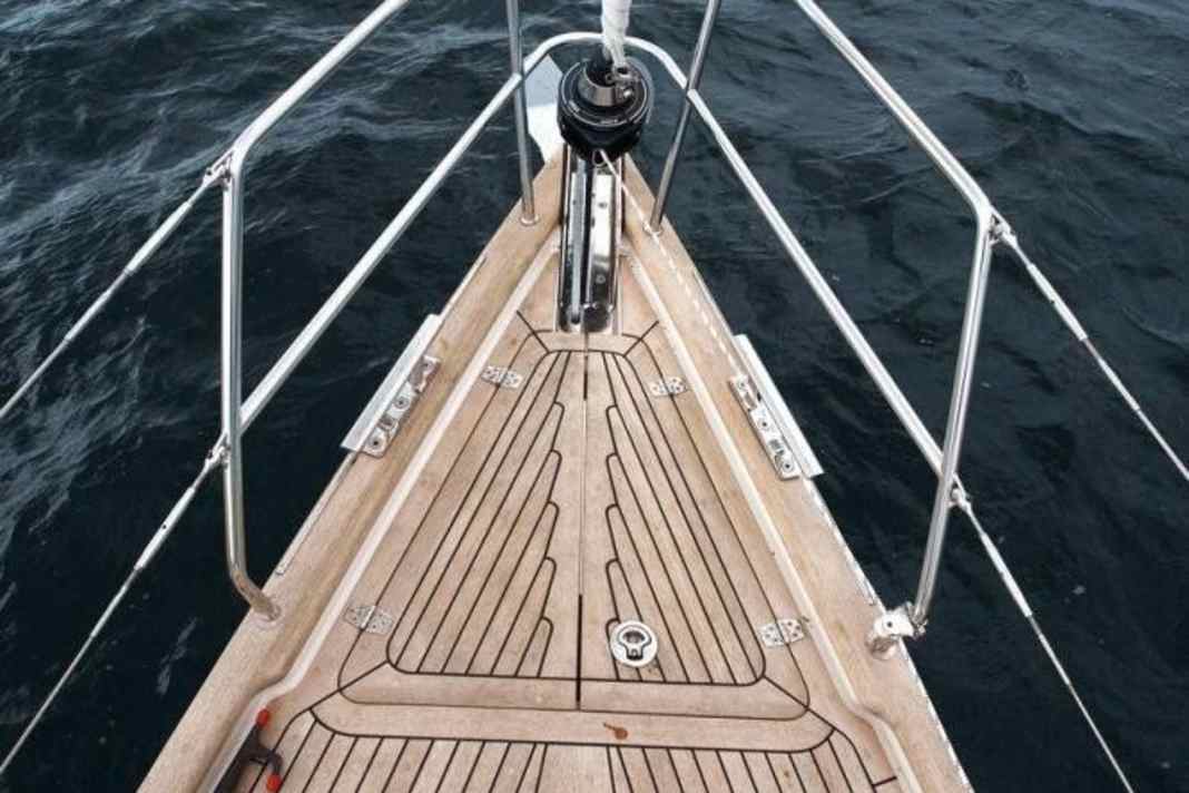 Das Klassische: Echtes Teak ist schiffig, wertig und bewährt, jedoch teuer, pflegeintensiv und ökologisch vorbelastet