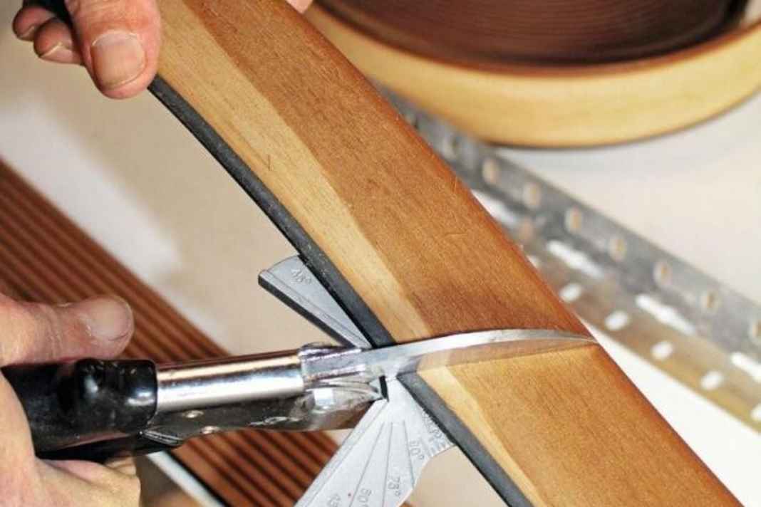 1. Mit einem Schneider mit Gradskala werden die Planken von der Rolle zurechtgeschnitten