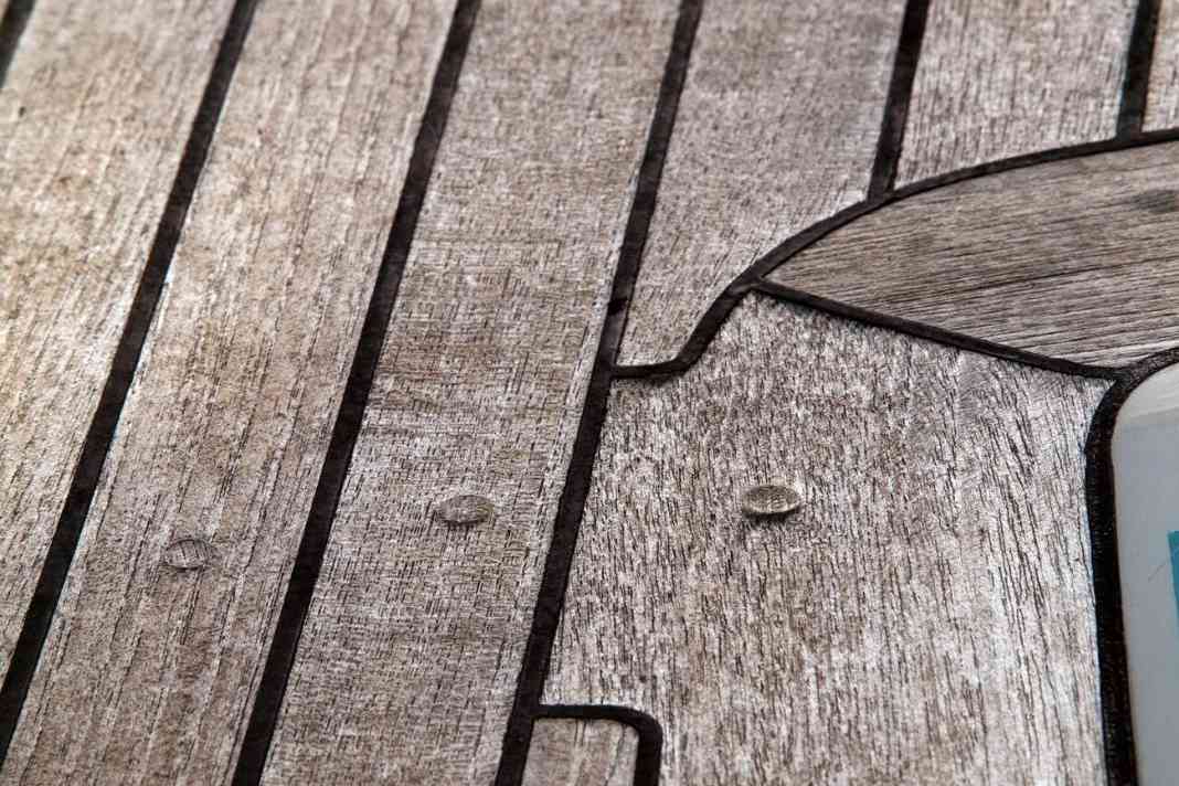1. Überstehende Fugen hindern Regenwasser am Ablaufen. An diesen Stellen leidet das Holz, es entsteht grüner Bewuchs