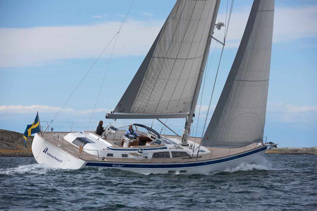 Characteristic. The wide stern, the short cabin superstructure despite the centre cockpit and the unobstructed foredeck define the look of the new 57. The white-blue colour theme and the fixed windscreen naturally remain untouchable