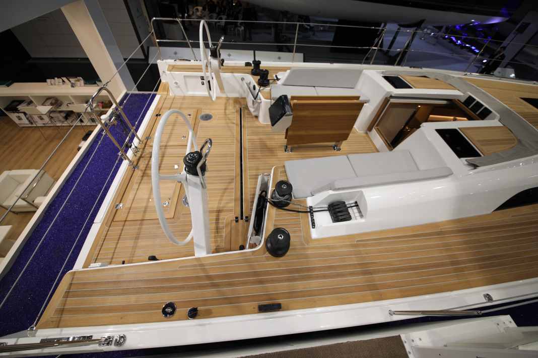 Chic et bien rangé. Les écoutes et les lignes de trim sont amenées jusqu'à l'arrière, devant les montants de barre. Le cockpit n'est pas aménagé