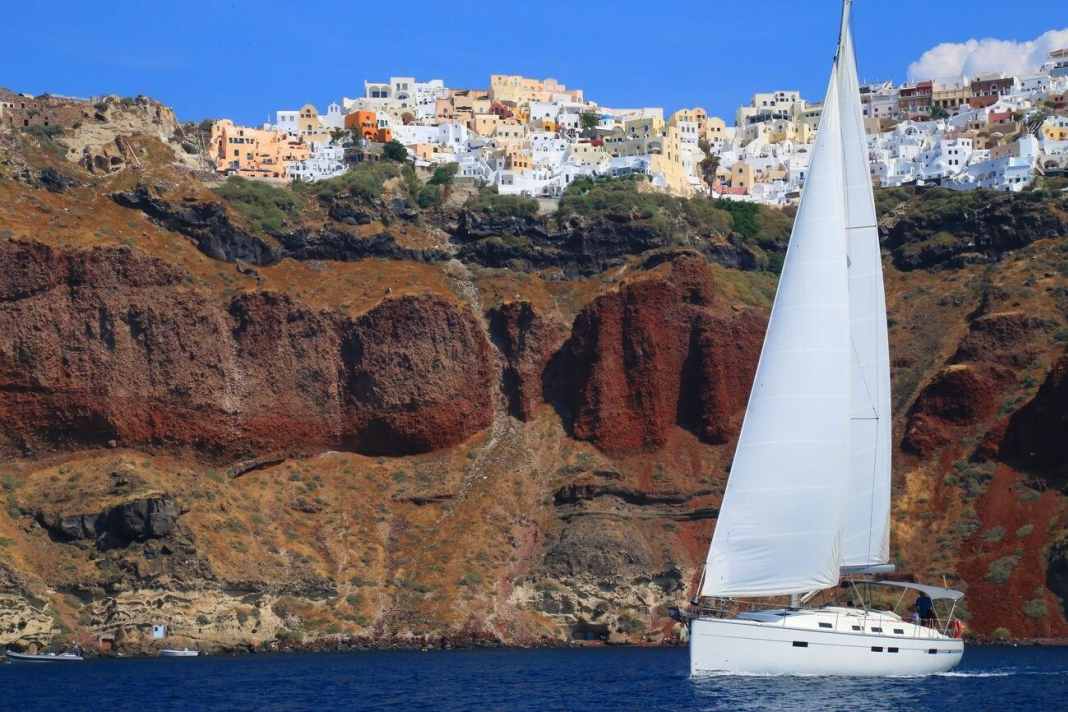 Destination de rêve pour de nombreux équipages : l'île de Santorin, située tout au sud des Cyclades.