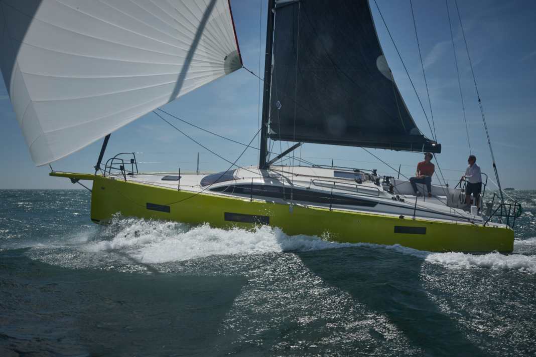 Rauschefahrt bei 20 Knoten Wind. Unter Gennaker kommt die RM 1180 schnell mal auf 12 Knoten Speed