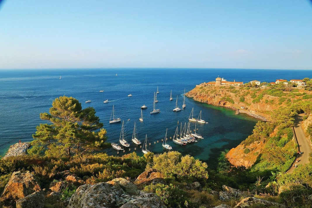Insolite : sur l'île de Capraia, l'espace est rare, c'est pourquoi il y a un champ de bouées avec des lignes de balisage devant le port.