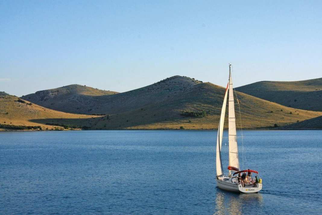 Yacht segelt zwischen den Inseln vor Murter