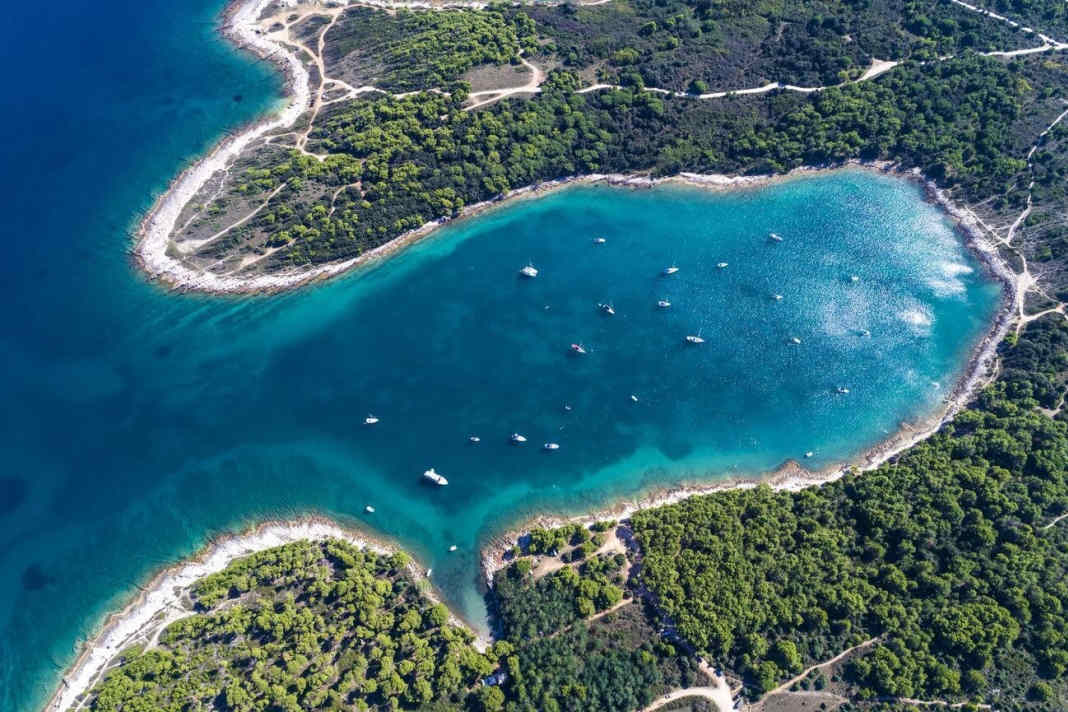Wegen solch schöner Ankerbuchten lieben Crews Kroatien. Obwohl Istrien weniger Inseln und damit weniger Buchten hat als der Süden, gibt es auch hier tolle Plätze