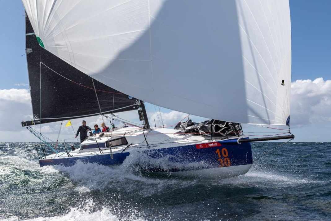 Sportliche Attitüde. Die JPK 1030 ist reichlich betucht. Bei Wind sorgen  rasante Gleitfahrten für reichlich Action an Bord 
