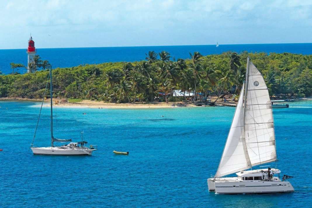 Kat naviga al largo dell'Ilet du Gosier, vicino a Guadalupa