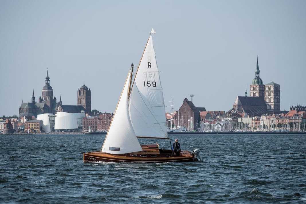 Blick auf Stralsund mit den prächtigen Kirchen, dem Yachthafen und dem futuristisch anmutenden Ozeaneum

  