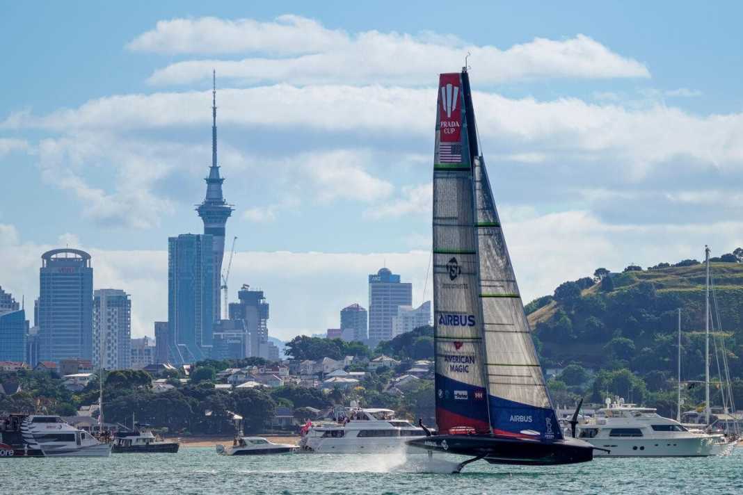 Impressionen der Kenterung von Team American Magic beim Prada Cup Round Robins - Americas Cup 2021