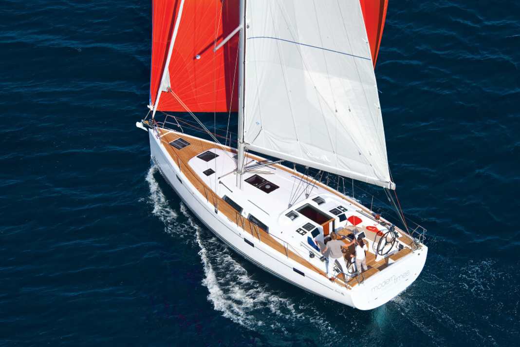 Hanse 415: Viel Schiff und breites Heck mit großer Badeklappe