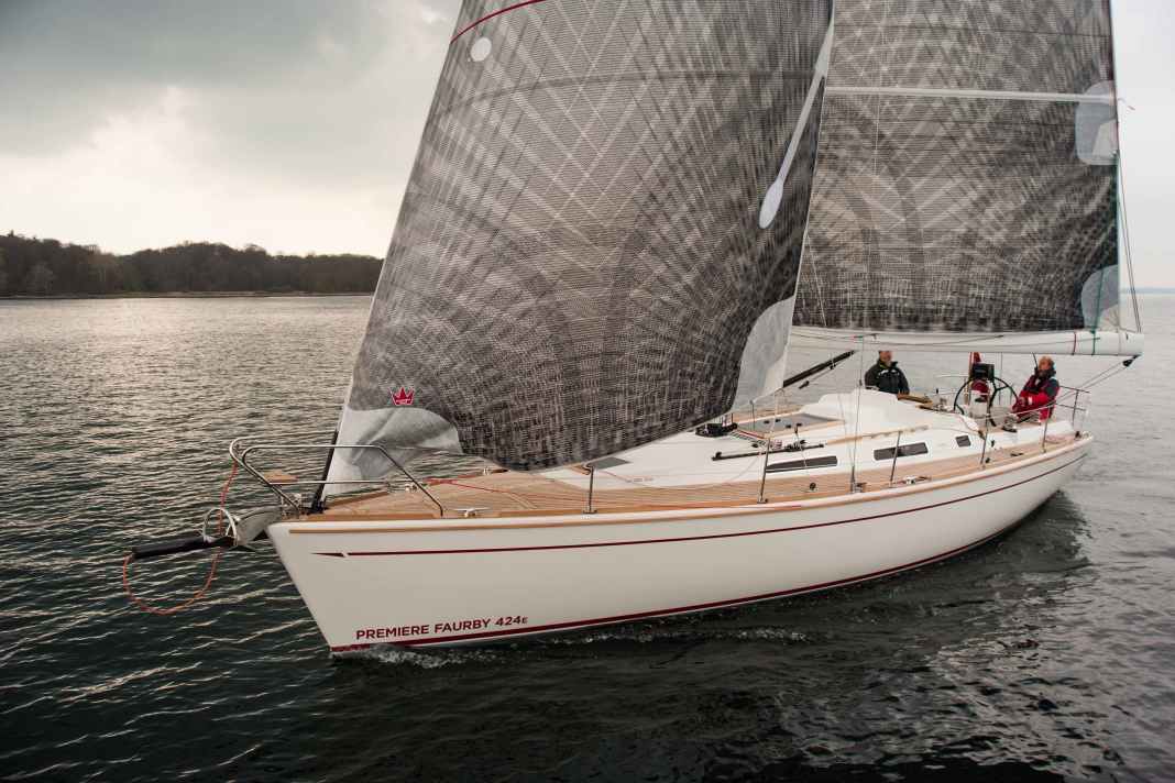 Les haubans du nouveau gréement en fibre de carbone sont placés sur le bordé de la voile d'avant qui se chevauche à peine.